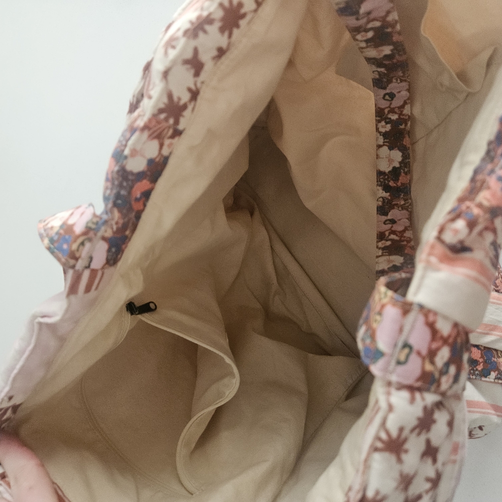 Universal Thread Tote - Picture 4 of 4